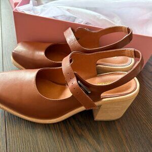 intentionally blank office clogs in cognac/natural sole, size 6